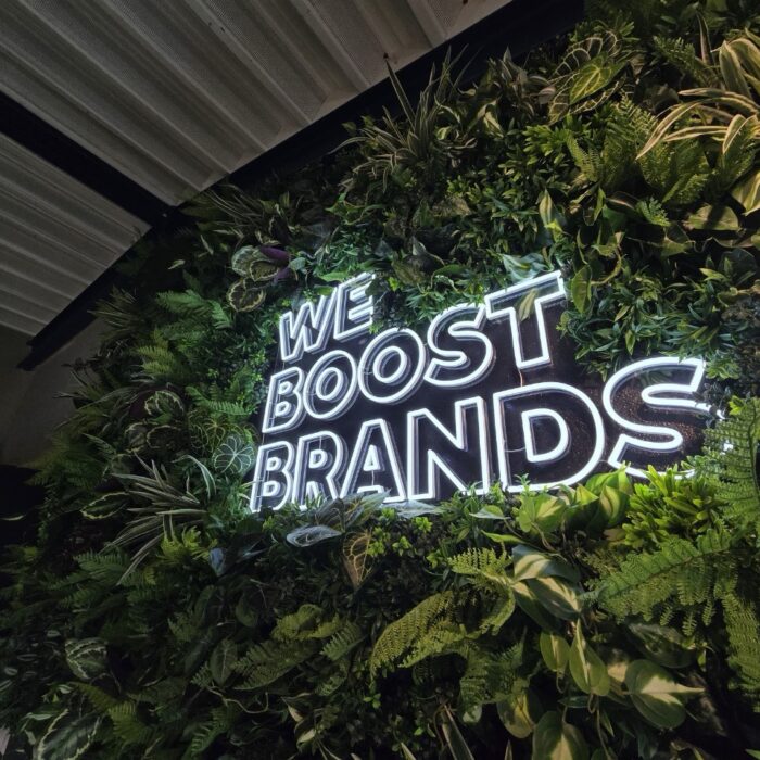 Green Wall met Neon logo bij We Boost Brands geplaatst door Het Style Concept
