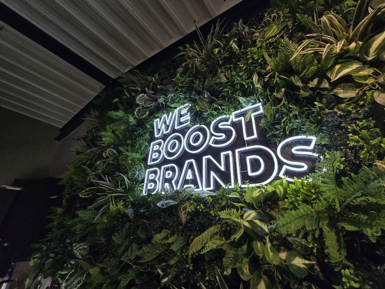 Green Wall met Neon logo bij We Boost Brands geplaatst door Het Style Concept