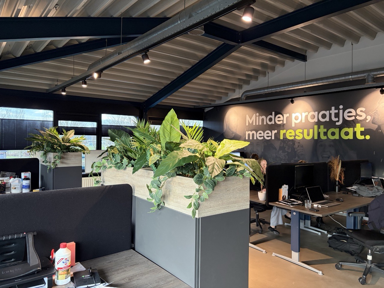We Boost Brands - Gevulde plantenbakken op kantoor