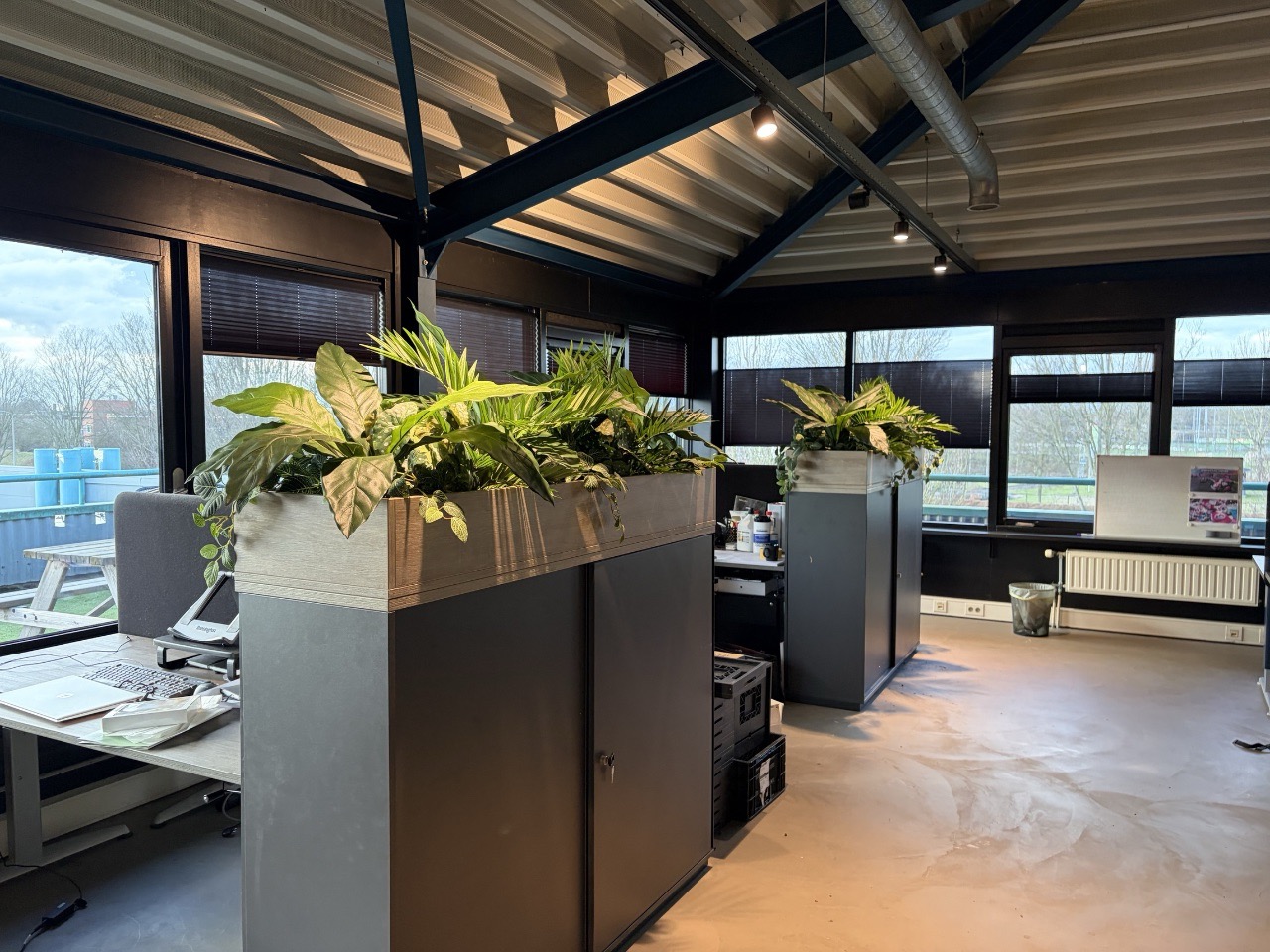 We Boost Brands - Gevulde plantenbakken op kantoor